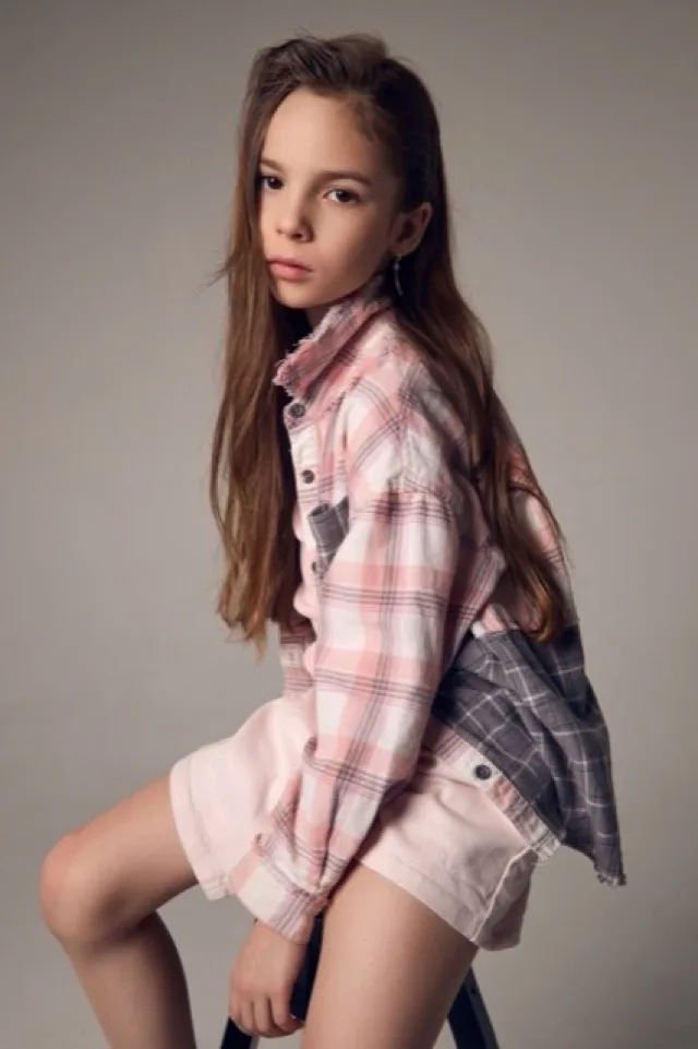 Ученица школы моды Pink Models, студийная съёмка